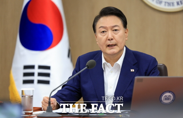 윤석열 대통령은 올해 을지연습부터 정부 차원의 북핵 대응훈련을 실시한다고 말했다. 지난 8월 1일 2023년도 제31회 국무회의 주재하고 있는 윤 대통령. /대통령실 제공