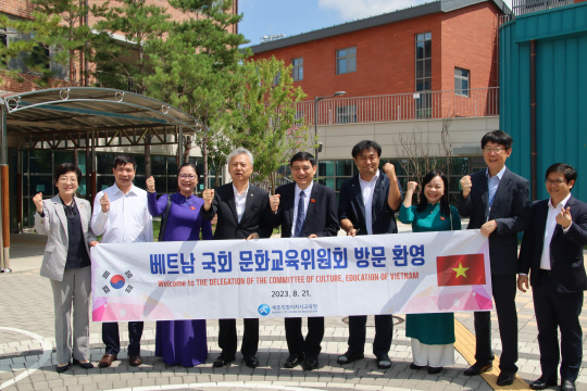 웬닥빙 베트남 국회 문화교육위원장이 '스마트교육'을 벤치마킹하기 위해 세종시를 찾았다. 사진=세종시의회 제공