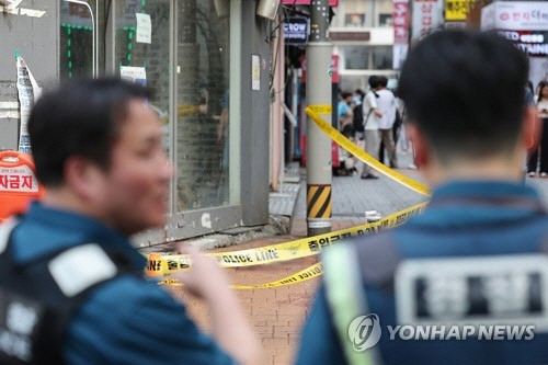 지난 7월 21일 오후 흉기난동 사건이 발생한 서울 관악구 신림역 4번 출구 인근에 폴리스라인이 설치돼 있다.  [연합뉴스 자료사진]