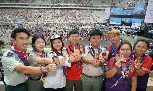 '2023 새만금 세계스카우트 잼버리' 폐영식 공연이 열린 11일 서울월드컵경기장에서 대원들이 방탄소년단 포토 카드를 들고 환하게 웃고 있다. 사진공동취재단