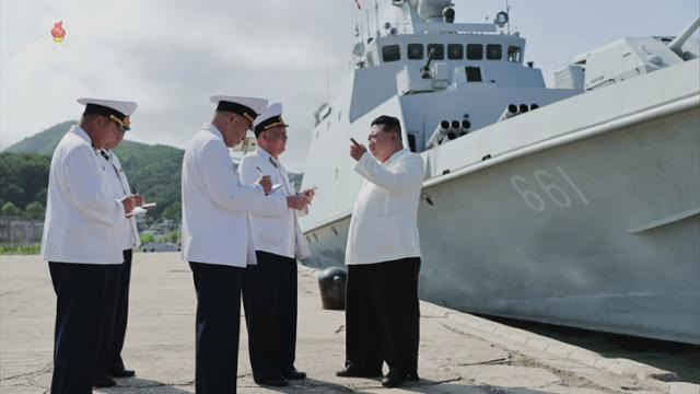 김정은 북한 국무위원장이 북한 해군 동해함대 근위 제2수상함전대를 시찰하고 있다. 조선중앙TV 연합뉴스