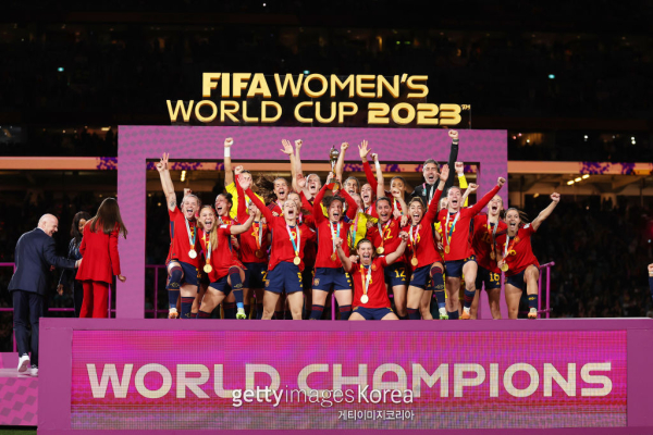 스페인 여자축구대표팀 선수들이 2023 FIFA 여자월드컵 시상식에서 우승 세리머니를 하고 있다. 사진=게티이미지