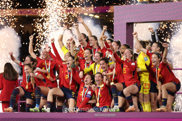 스페인 여자축구대표팀 선수들이 2023 FIFA 여자월드컵 시상식에서 우승 세리머니를 하고 있다. 사진=게티이미지