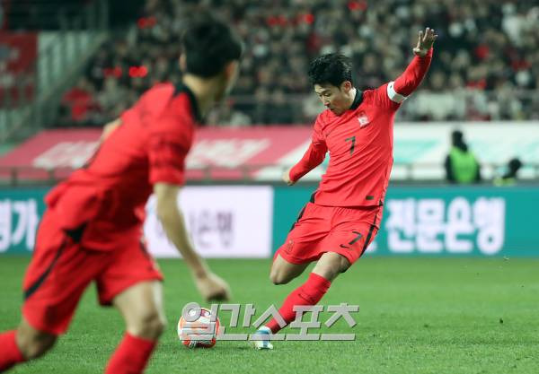 위르겐 클린스만 감독이 이끄는 대한민국 축구대표팀이 28일 오후 서울 마포구 서울월드컵경기장에서 우루과이를 상대로 평가전을 가졌다. 전반 손흥민이 프리킥을 차고 있다. 상암=김민규 기자 mgkim1@edaily.co.kr /2023.03.28/