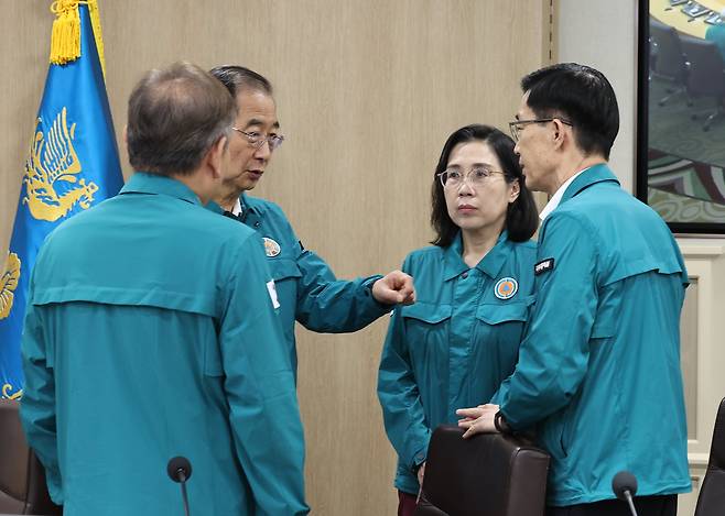 이상민(왼쪽부터) 행정안전부 장관, 한덕수 국무총리, 김현숙 여성가족부 장관, 방문규 국무조정실장이 21일 서울 용산 대통령실 청사에서 열린 을지 및 제35회 국무회의에 앞서 대화하고 있다. 뉴시스