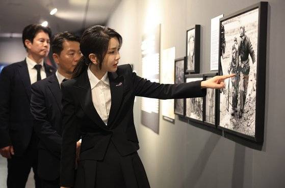 윤석열 대통령 부인 김건희 여사가 지난달 27일 부산 남구 유엔평화기념관을 방문해 캐나다군 참전 특별전을 관람하고 있다. 사진 대통령실 자료