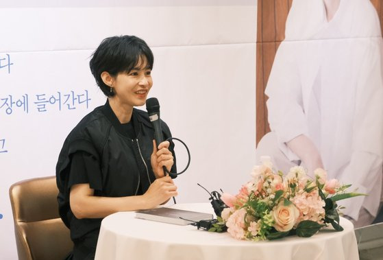 배우 강혜정이 에세이 『반은 미치고 반은 행복했으면』으로 돌아왔다. [사진 달 출판사]