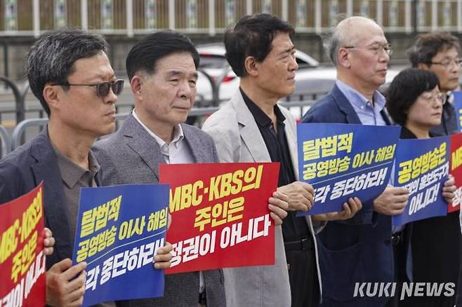 KBS와 MBC, EBS 이사진이 서울 용산 대통령실 앞에서 공영방송 장악을 규탄하는 공동 기자회견을 열고 있다.   사진=임형택 기자 