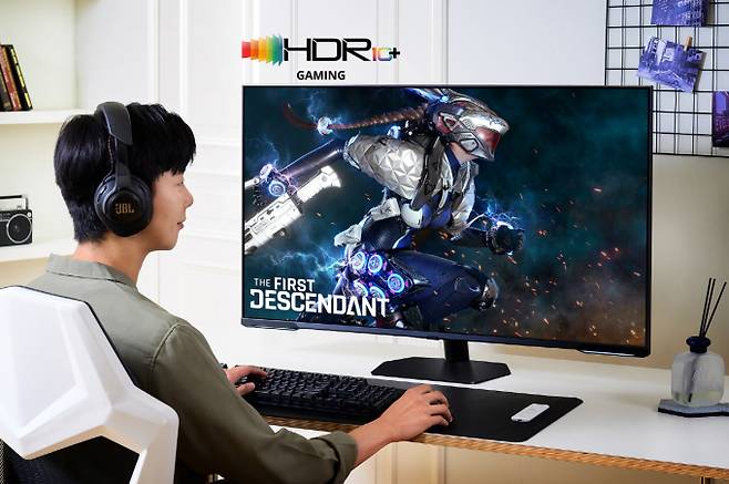 삼성전자 모델이 'HDR10+ GAMING' 기술이 적용된 퍼스트 디센던트 게임 콘텐츠를 체험하고 있다. / 사진=삼성전자