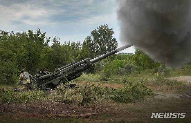 [도네츠크=AP/뉴시스] 미국의 포탄 생산량이 우크라이나 전쟁 전과 비교해 2배에 이를 전망이라고 19일(현지시간) 워싱턴포스트(WP)가 보도했다. 사진은 우크라이나군이 동부 돈바스 전투에서 사용한 미국제 155㎜ 견인 곡사포 M777 모습. 2023.08.21.