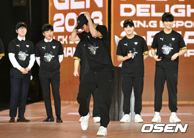 [OSEN=대전, 이대선 기자] LCK 역사상 T1 이후로 두 번째로 4회 우승을 달성한 팀이 탄생했다. ‘디펜딩 챔프’ 젠지가 라이벌 T1을 꺾고 LCK 3연패에 성공하면서 ‘쓰리핏’을 달성했다.젠지는 20일 오후 대전시 대전컨벤션센터 제2전시장에서 열린 ‘2023 LOL 챔피언스 코리아(이하 LCK)’ 서머 결승전과 T1과 경기서 상체와 하체 선수 전원이 고르게 활약하면서 3-0 완승으로 우승컵을 세 시즌 연속 들어올렸다. 정규시즌 5위로 플레이오프를 시작해 도장깨기에 임했던 T1은 최종 관문인 결승전서 숙적 젠지의 벽을 넘지 못하고 준우승에 만족해야 했다.우승을 차지한 '도란' 최현준이 우승 세리머니를 하고 있다. 2023.08.20 /sunday@osen.co.kr