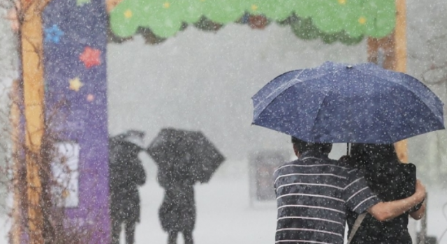 거리의 사람들이 우산을 쓰고 걷고 있다. 연합뉴스.