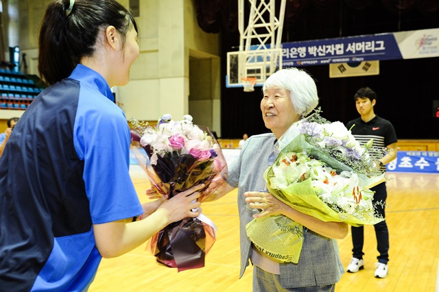 박신자 여사(오른쪽). /사진=WKBL 제공