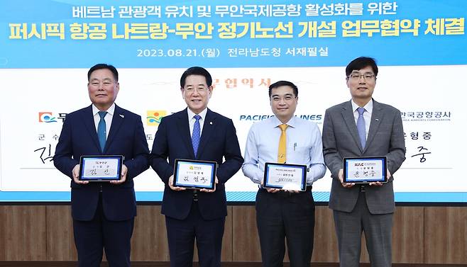 무안-베트남 나트랑 정기노선 개설 협약식 [전남도 제공. 재판매 및 DB 금지]