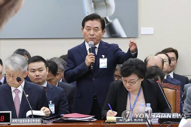 질의 답변하는 조순용 한국TV홈쇼핑협회 회장 (서울=연합뉴스) 김주형 기자 = 18일 오후 국회에서 열린 과학기술정보방송통신위원회의 과학기술정보통신부 소관 감사대상기관 종합국정감사에서 증인으로 출석한 조순용 한국TV홈쇼핑협회 회장이 의원 질의에 답변하고 있다. 2019.10.18 kjhpress@yna.co.kr