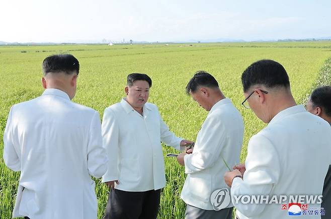 김정은, 수해피해 농장 방문 [조선중앙통신 연합뉴스 자료사진. 국내에서만 사용가능. 재배포 금지] 2023.8.18