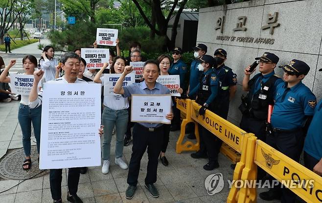 외교부 공탁 절차 개시 항의서한 전달 (서울=연합뉴스) 홍해인 기자 = '역사정의와 평화로운 한일관계를 위한 공동행동'에 참여하고 있는 시민사회단체 회원들이 7월 4일 오후 서울 종로구 외교부 청사 앞에서 '제3자 변제'를 반대해 온 일제 강제동원 피해자 및 유족들을 대상으로 외교부가 공탁 절차를 개시하겠다고 밝힌 것과 관련해 이를 규탄하는 긴급 기자회견을 마친 뒤 항의서한을 전달하기 위해 민원실로 향하고 있다. 2023.7.4 hihong@yna.co.kr