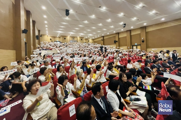 사회복지법인어린이집이 시대적 사명을 다했으니 잘 물러날 수 있도록 국가가 합리적인 퇴로를 마련해 달라는 목소리가 이어지고 있다. 22일 관련 토론회에 모인 관계자들의 모습. 소장섭 기자 ⓒ베이비뉴스