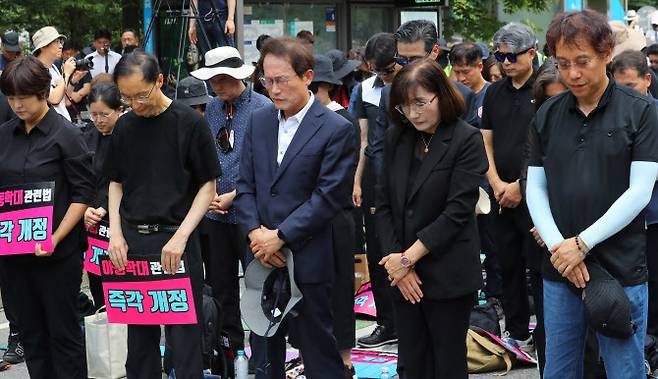 조희연(앞줄 가운데) 서울시교육감이 19일 서울 여의도 국회 앞에서 열린 ‘전국 교사들의 5차 집회, 3만 교사들의 외침 국회입법 촉구 추모집회’에 참석해 묵념을 하고 있다. (사진=뉴시스)