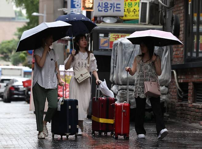 22일 오후 서울 중구 명동 거리에 갑자기 소나기가 내리고 있다. 사진=연합뉴스