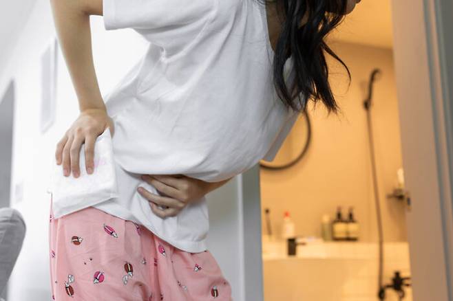 여성 생리용품에 대한 생리통 및 질염 완화 등 허위 광고가 지속되고 있다. 식약처에 따르면 생리통이나 불임에 대한 효과를 인정받은 생리대는 없어 제품 구입 시 주의해야 한다. [사진=게티이미지뱅크]