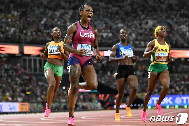 부다페스트 세계선수권에서 첫 여자 100m 금메달을 따낸 리처드슨. ⓒ AFP=뉴스1