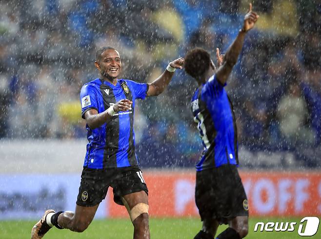 22일 인천광역시 중구 도원동 인천축구전용경기장에서 열린 AFC 챔피언스리그(ACL) 2023~2024 플레이오프 인천 유나이티드와 베트남 하이퐁FC의 경기에서 연장 전반 역전골을 넣은 인천 에르난데스가 제르소와 기쁨을 나누고 있다. 2023.8.22/뉴스1 ⓒ News1 박정호 기자