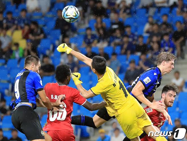 22일 인천광역시 중구 도원동 인천축구전용경기장에서 열린 AFC 챔피언스리그(ACL) 2023~2024 플레이오프 인천 유나이티드와 베트남 하이퐁FC의 경기에서 하이퐁 응우옌 딘 트리우 골키퍼가 인천 무고사와 델브리지에 앞서 펀칭으로 공을 걷어내고 있다. 2023.8.22/뉴스1 ⓒ News1 박정호 기자