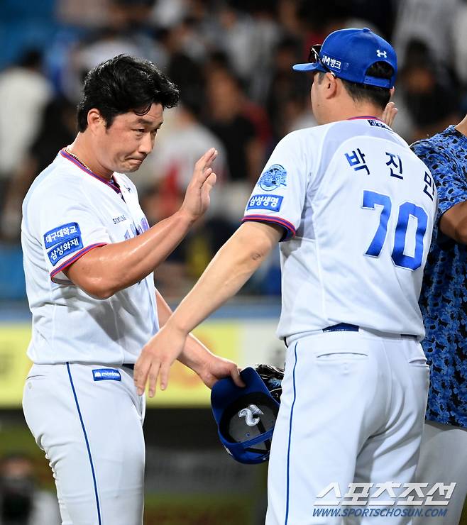 2023 KBO리그 LG 트윈스와 삼성 라이온즈의 경기가 15일 대구 삼성라이온즈파크에서 열렸다. 삼성이 6대5로 승리했다. 기쁨을 나누는 박진만 감독과 오승환의 모습. 대구=허상욱 기자wook@sportschosun.com/2023.08.15/