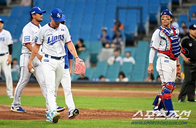 2023 KBO리그 LG 트윈스와 삼성 라이온즈의 경기가 16일 대구 삼성라이온즈파크에서 열렸다. 삼성 뷰캐넌이 3회초 투구를 앞두고 몸의 이상을 호소하며 교체되고 있다. 대구=허상욱 기자wook@sportschosun.com/2023.08.16/