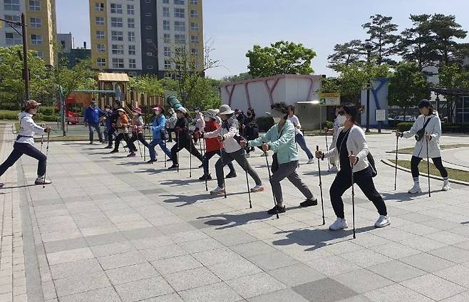 4월 시흥시 목감공원에서 열린 노르딕워킹교실 모습 [사진제공=시흥시]