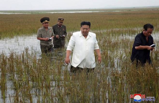 김정은 북한 국무위원장이 21일 평안남도 간석지건설종합기업소 안석간석지 피해복구 현장을 현지지도 하고 있다. [이미지출처=연합뉴스]