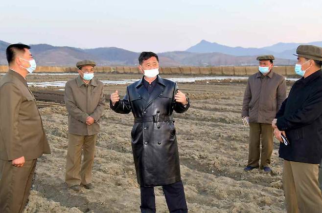 2022년 4월 가죽 점퍼를 입고  황해남도를 방문한 김덕훈 내각총리./노동신문 뉴스1
