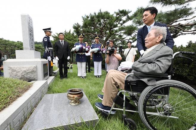 남은 생을 고국에서 보내기 위해 13일 한국에 돌아온 오성규 애국지사(오른쪽)가 그를 일본 도쿄에서 직접 모셔 온 박민식 국가보훈부 장관(오 지사 왼쪽) 등과 함께 서울 동작구 국립서울현충원 내 광복군 제3지대장 김학규 장군 묘소를 찾아 환국 신고를 하고 있다. 오 지사는 일제강점기 광복군 제3지대 대원으로 활약했다. 뉴시스