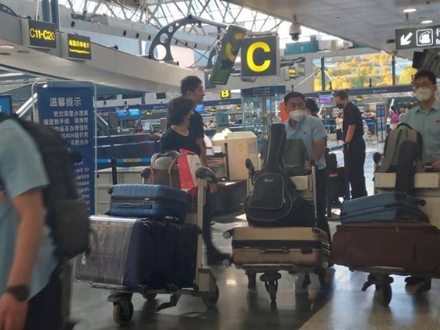 22일 중국 베이징 서우두공항에서 가슴에 '쌍상 배지(김일성·김정일 초상이 들어간 배지)'를 단 북한 주민들이 고려항공 탑승을 위해 출국장으로 향하고 있다. 북한 국영 항공사인 고려항공 소속 여객기는 이날 2020년 1월 중국에서 코로나19가 확산한 뒤 3년 7개월여 만에 베이징에 도착했다. 베이징=조영빈 특파원