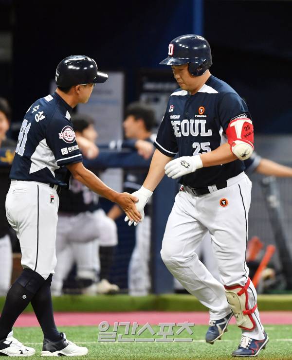 2023 KBO 프로야구 키움히어로즈와 두산베어스의 경기가 22일 오후 서울 고척스카이돔에서 열렸다. 8회초 1사 대타로 나온 양의지가 솔로홈런을 치고 베이스를 돌고 있다. 고척=김민규 기자 mgkim1@edaily.co.kr /2023.08.22/