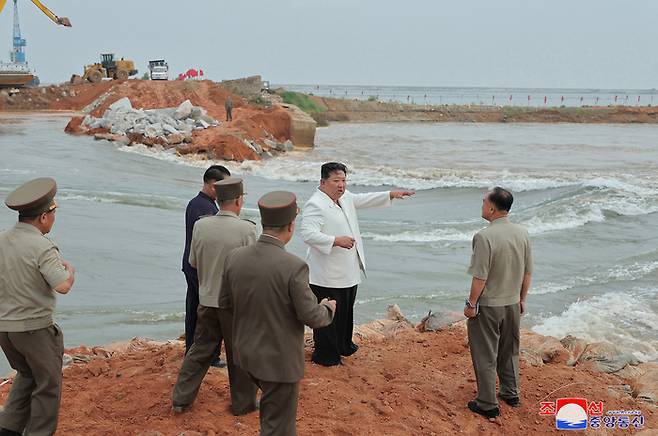 김정은 북한 국무위원장이 지난 21일 평안남도 간석지건설종합기업소 안석간석지 피해복구 현장을 현지지도 했다고 조선중앙통신이 22일 보도했다. 연합뉴스