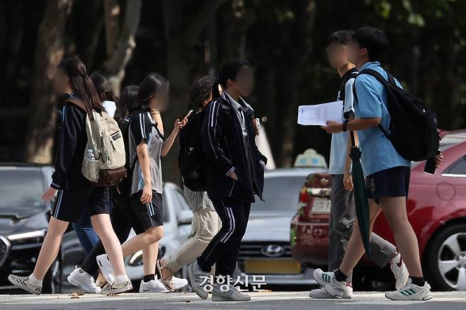 영재학교 입시를 위한 사교육 의존 현상이 심화되는 가운데 한 학생이 21일 서울 강남구 대치동 학원가에서 학교 수업을 마친 학생들이 각자 학원으로 향하고 있다. 조태형 기자