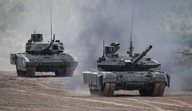러시아의 최신형 T-90MS와 T-14 전차가 지난 16일(현지시간) 모스크바 외곽에서 훈련에 참여하고 있다. EPA연합뉴스
