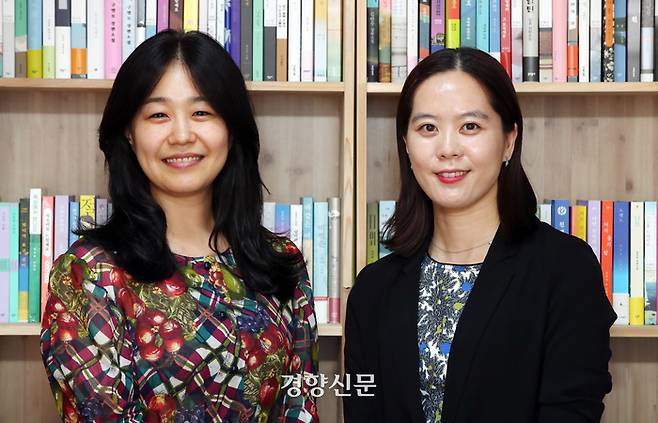 민주사회를위한변호사모임 환경보건위원회 동물권소위원회 ‘고래팀’으로 활동중인 김도희 변호사(왼쪽)와 김소리 변호사. 서울 관악구 밝은책방. 서성일 선임기자