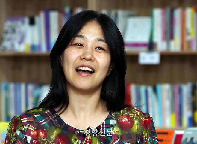 김도희 변호사(민주사회를위한변호사모임 환경보건위원회 동물권소위원회)가 16일 서울 관악구 밝은책방에서 경향신문과 인터뷰를 하고 있다. 서성일 선임기자