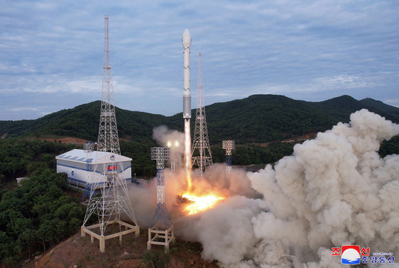 North Korea launches a newly developed Chollima-1 rocket carrying the Malligyong-1 satellite from the Sohae satellite launching site in North Pyongan on May 31, as seen in a photo released by the state-run Korean Central News Agency. The launch ended in failure. [YONHAP]