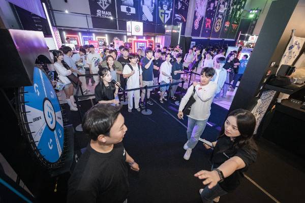 팬 페스타에 참여 중인 관람객. LCK 제공