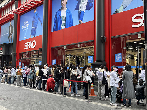 Customers are lining up in time for the opening hours of the SPAO Myeongdong branch in Seoul. [Courtesy of E-Land SPAO]