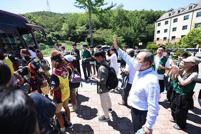 명지대학교는 서울·용인 캠퍼스 기숙사에 체류 중이던 잼버리 대원들을 출국할 때까지 지원활동을 펼쳤다고 22일 밝혔다. 유병진 명지대 총장과 자원봉사 학생들이 잼버리 대원들을 환영하고 있는 모습<자료=명지대학교>