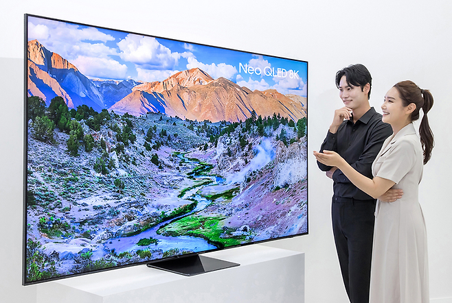 삼성전자가 출시한 98형 네오 QLED 8K 모델  [사진 제공 = 삼성전자]