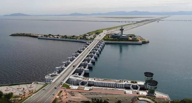 ▲전북 군산시와 부안군을 잇는 새만금 방조제와 중간지점에 위치한 새만금33센터./사진=새만금개발청