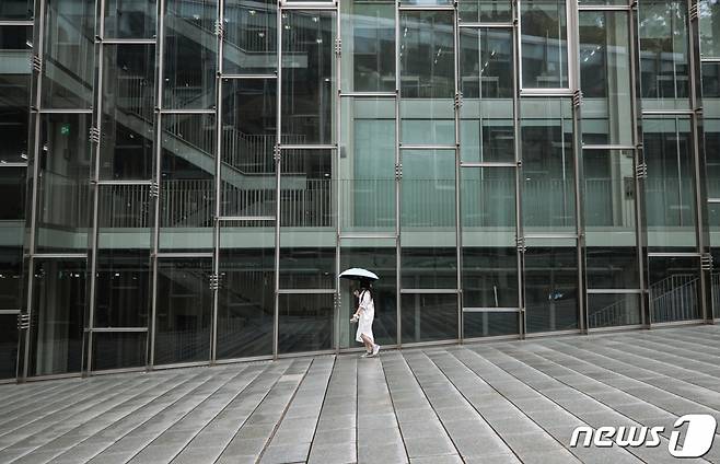 22일 서울 서대문구 이화여자대학교에서 우산을 쓴 시민들이 길을 거닐고 있다. /사진=뉴스1