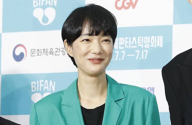 그룹 피프티피프티를 공개지지한 배우 손수현이 SBS 시사프로그램 '그것이 알고싶다'와 함께 역풍을 맞고 있다. 사진은 지난해 7월 경기 부천시청 잔디광장에서 열린 ‘제26회 부천국제영화제(BIFAN)’ 레드카펫 행사에 참석한 배우 손수현. /사진=뉴스1