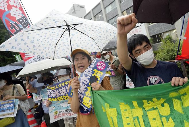 22일 일본 도쿄 총리관저 앞에서 시위대가 일본 정부의 후쿠시마 제1원자력발전소 오염수 방류시점 결정에 대한 반대 시위를 벌이고 있다. [EPA]